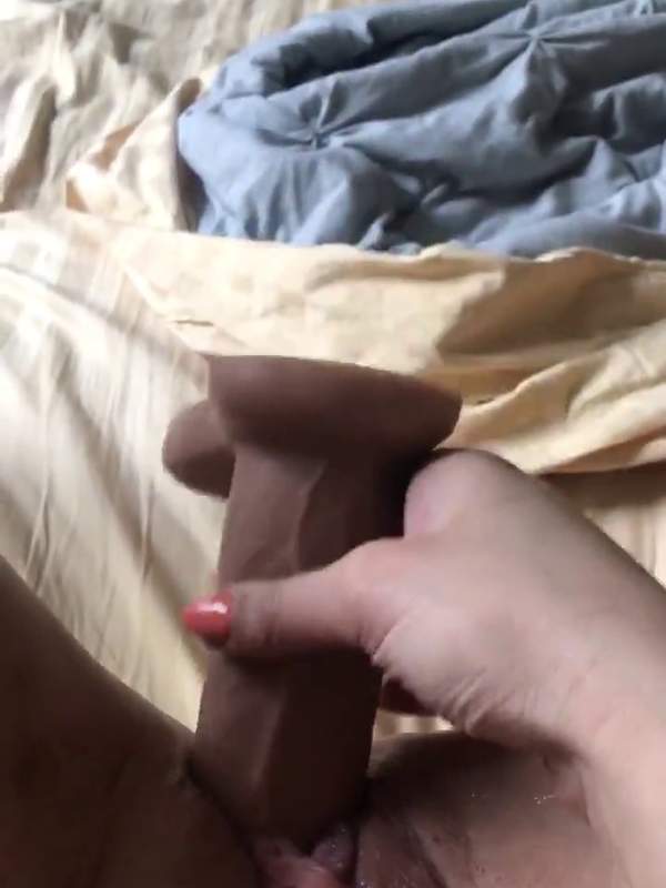 Ein Mädchen und ihr Lieblingsspielzeug - ein geiles Solo mit dem Dildo