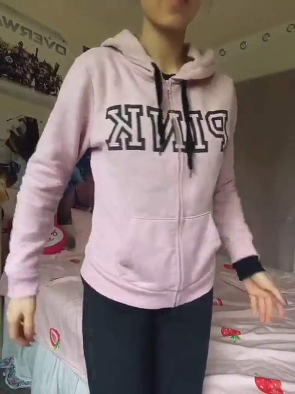 Busige Frau in Rosa wichst sich zum Ficken - sie will hart gefickt werden