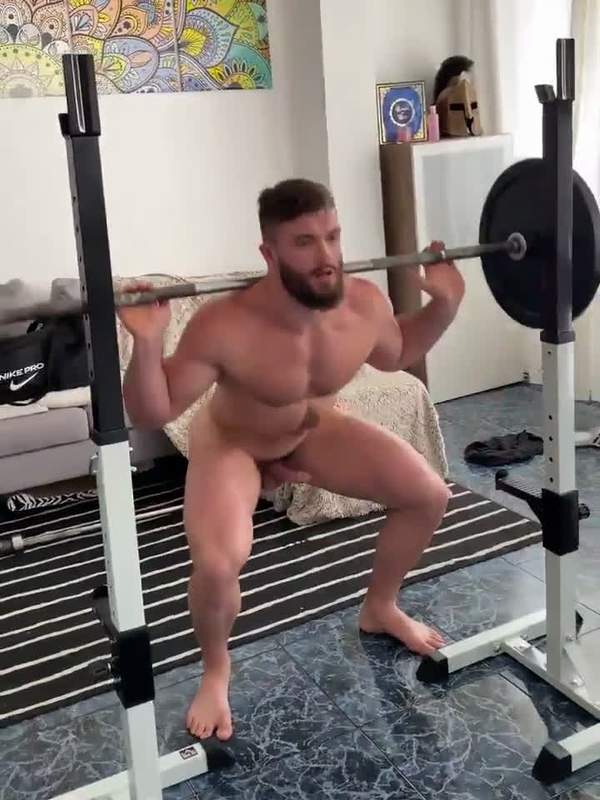 Natürlicher Schwanz beim Gewichtheben - Solo mit dem schwulen Trainer