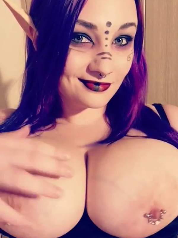 Lila Haare riesige Titten und ein fetischerisches Spiel - du hast deine wilde Temptress gefunden