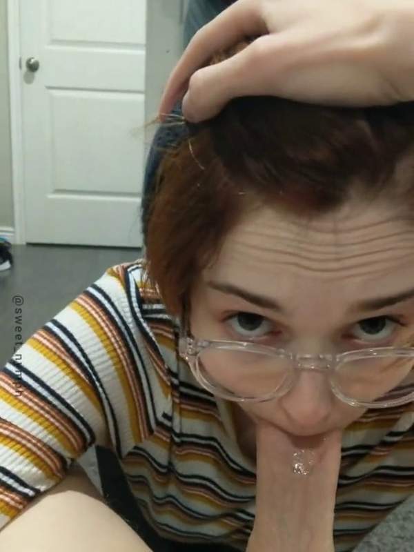 Teen lacht beim Schwanz blasen - ein Teaser