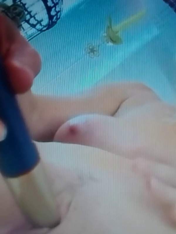 Mutter fickt sich mit dem blauen Dildo bis sie spritzt