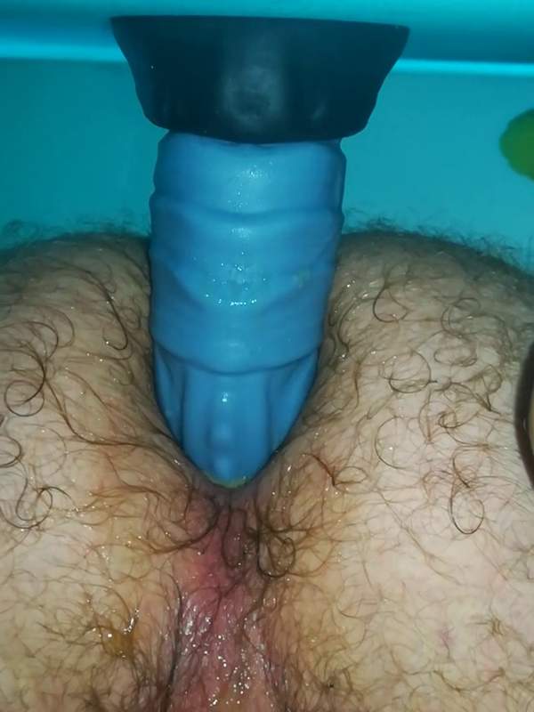 Babe mit haarigem Arsch bekommt den Schwanz tief in den Arsch
