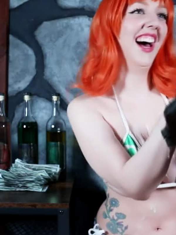 Rothaariger Monsterpimmel mit riesigen Titten und einer Schwanzpumpe