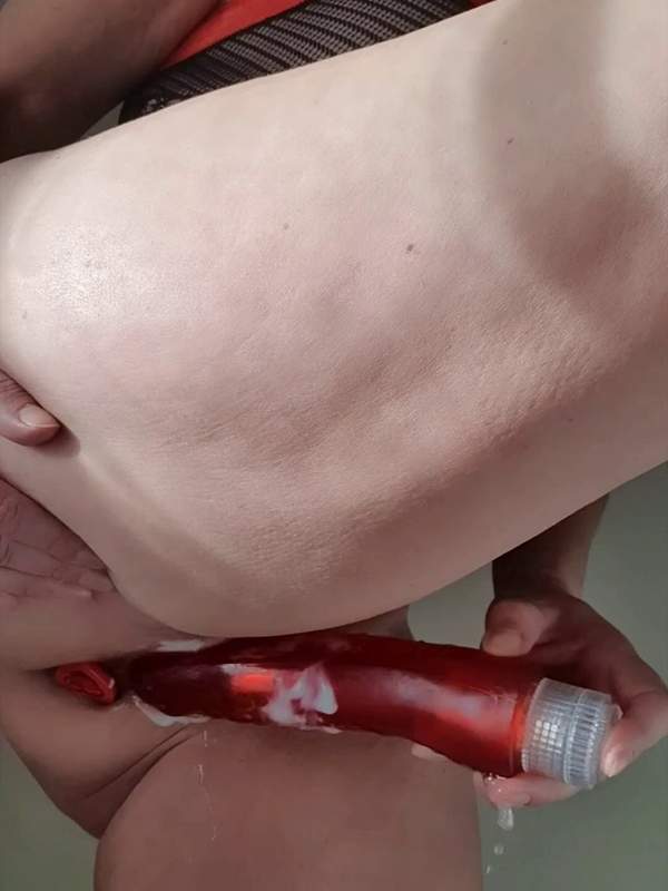 Sie wird von ihrem großen roten Dildo gefickt