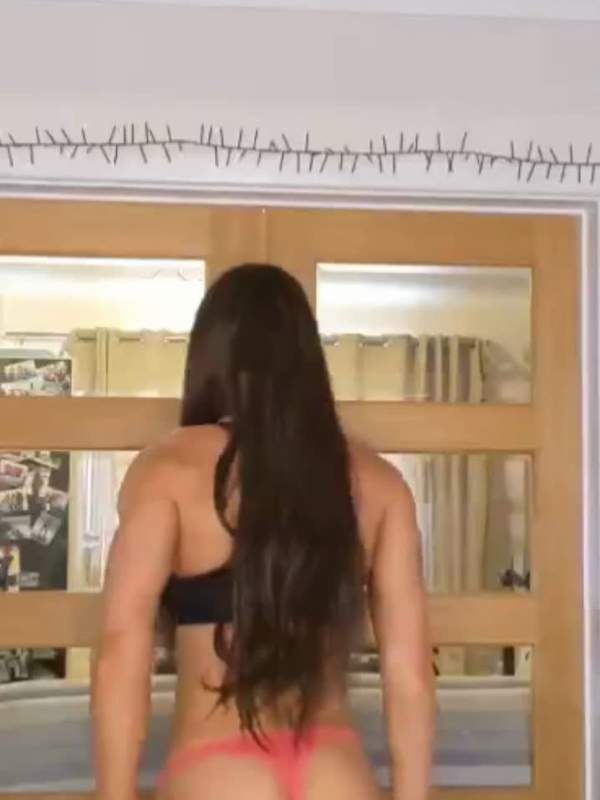 Hübsche Amateurin mit langen Haaren wichst sich vor dem Spiegel