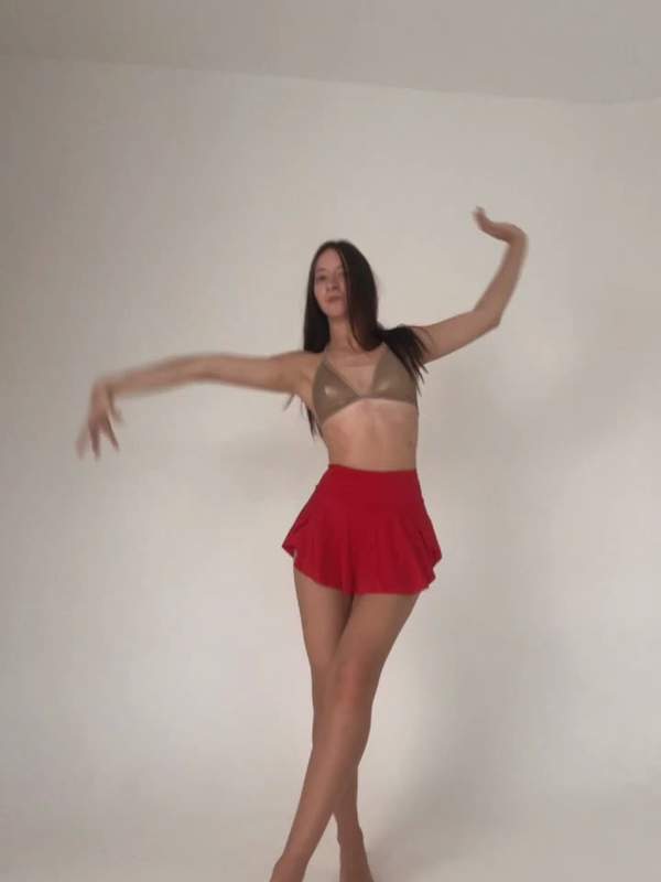 Perfekter Tanz - Sexy Brünette mit langen Beinen beim Tanzen