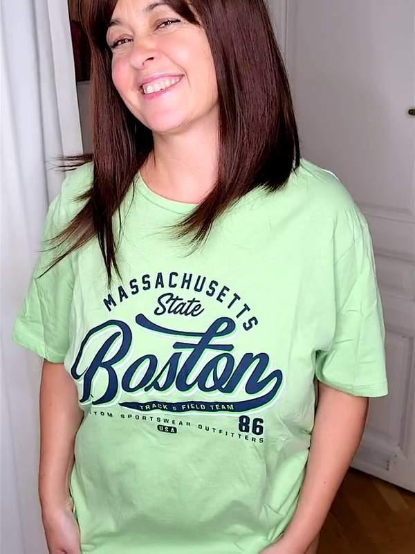 Busige Boston Babe mit ihren riesigen Titten