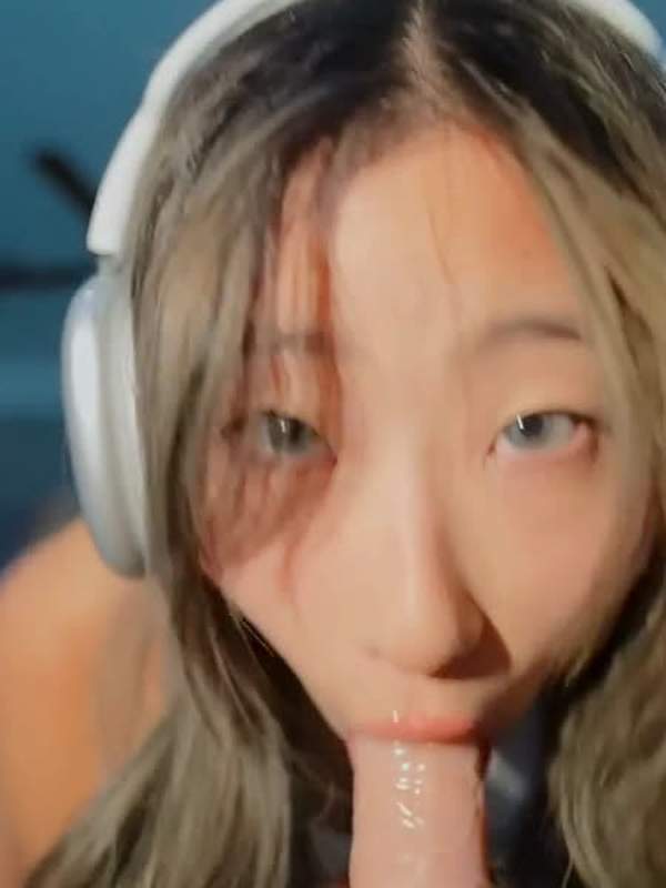 Aeries Steele reitet ihren Dildo - Video geleckt