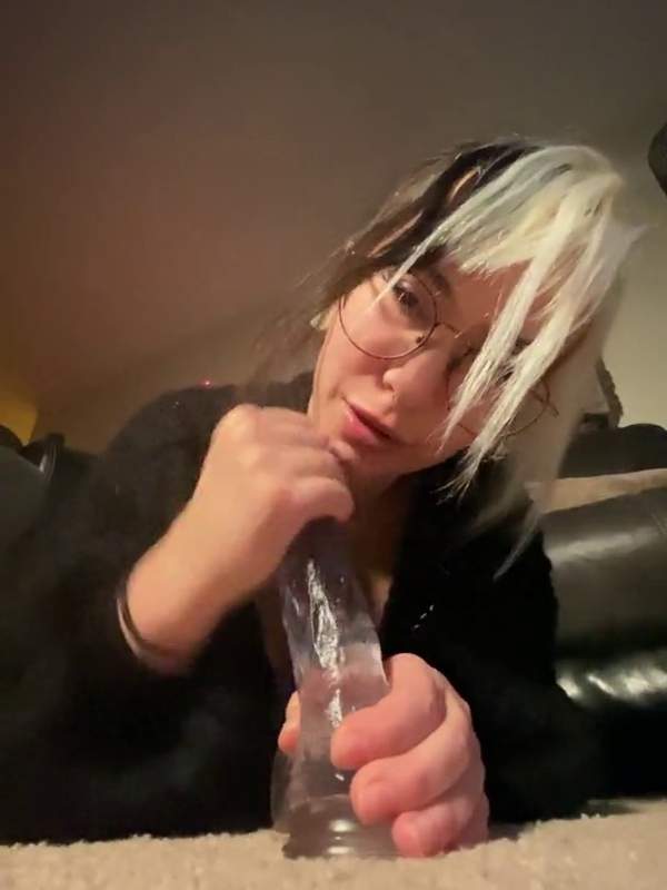 Vollbusige Göttin fickt ihre eilige Muschi mit dickem Dildo
