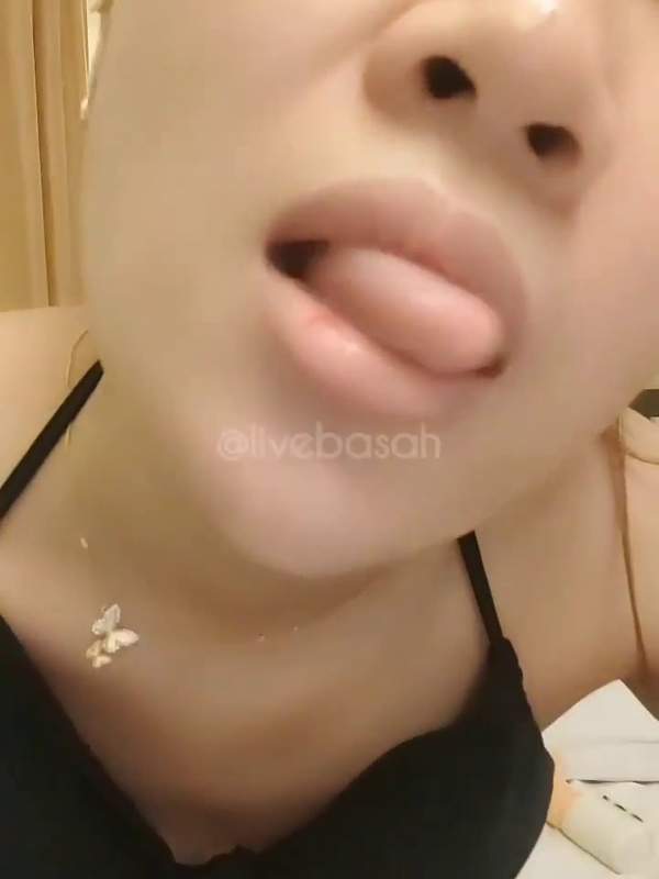Junge Asiatin masturbiert mit ihrem Dildo