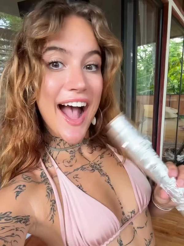 Ivy Harper zeigt ihre feuchte Muschi