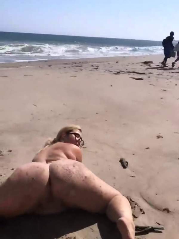 Auf dem Strand mit meinem saftigen Arsch