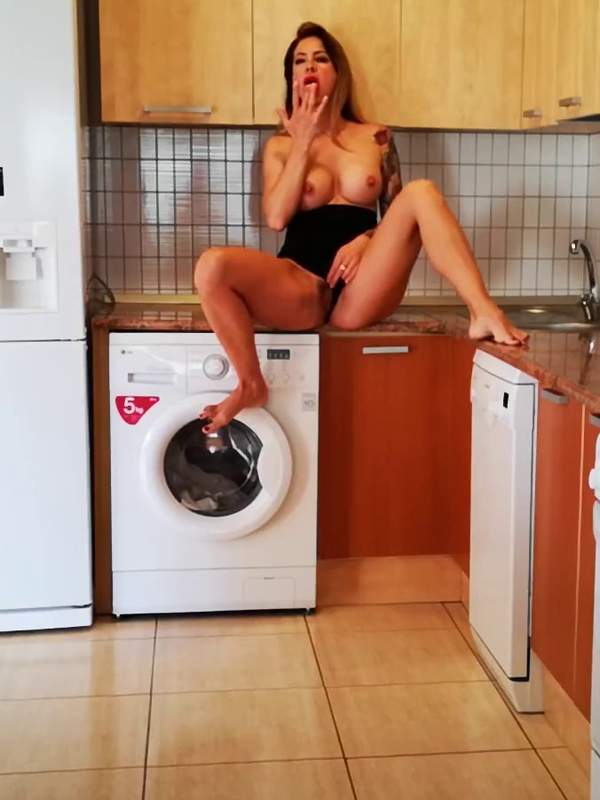 Wet Kelly - Passionäre MILF masturbiert in der Küche